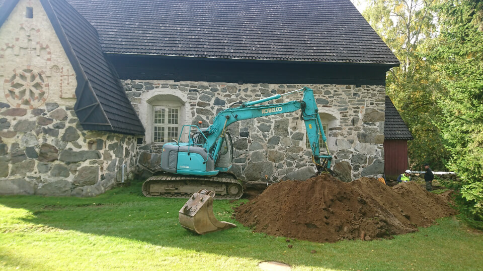 Kaivuutyöt kirkon pihalla